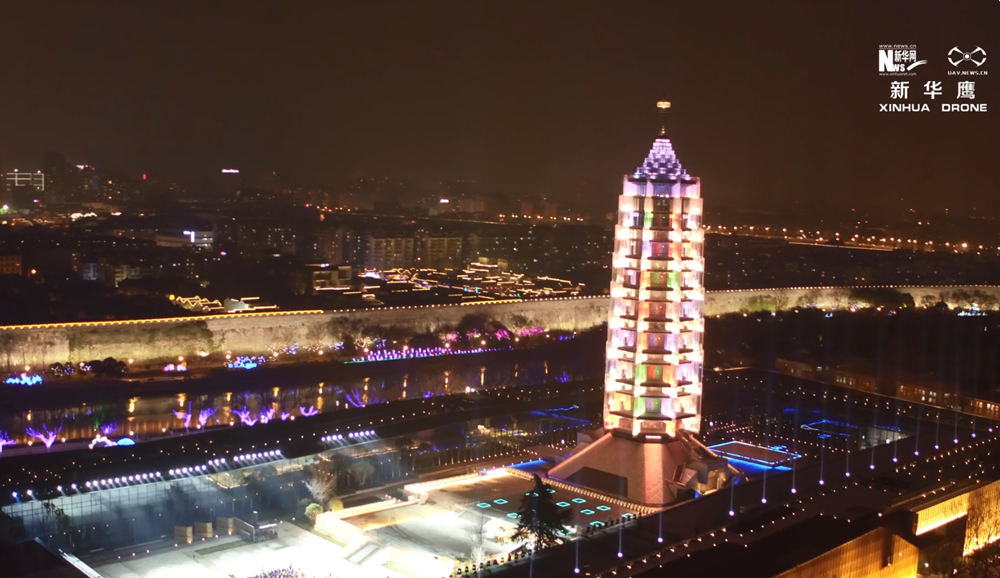 航拍南京大报恩寺遗址公园 绚丽灯光幻化千年琉璃塔