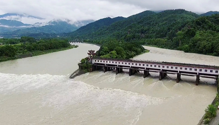 航拍洪流中的千年水利工程——都江堰