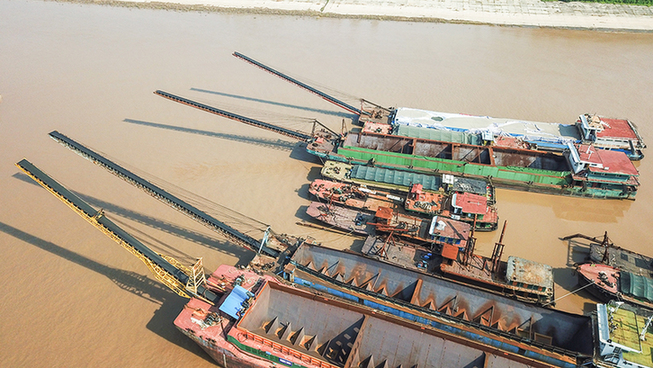 航拍湖北荆州非法采砂涉案船舶监管点