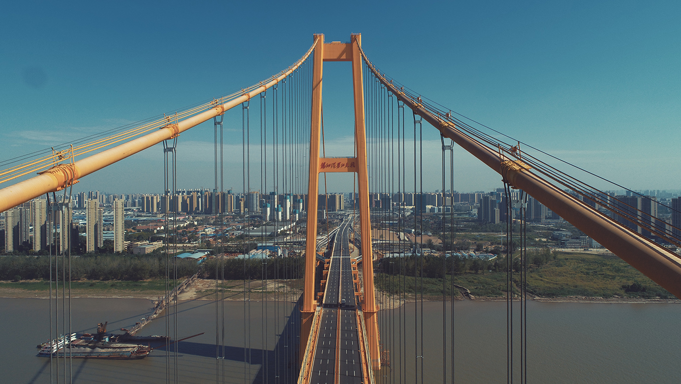 航拍長江上首座雙層公路大橋通車