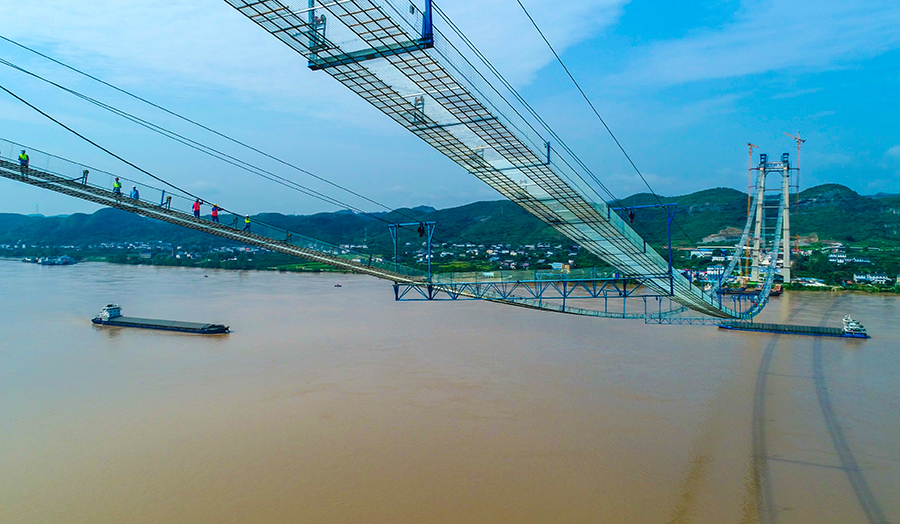 湖北宜昌主跨千米級長江特大橋開始主纜架設