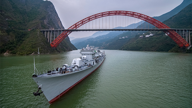 航拍：退役驱逐舰珠海舰抵达重庆 正经过三峡库区
