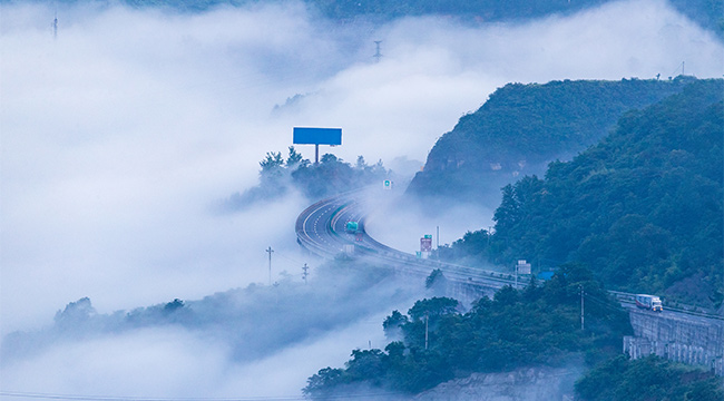 沿著高速看中國| 銀百高速穿雲破霧猶在畫中行
