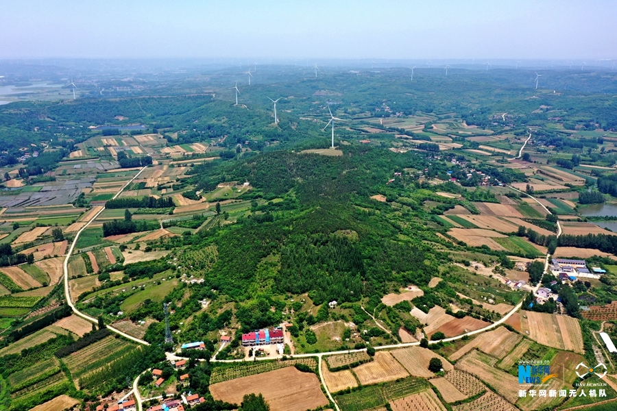 航拍安徽省滁州市来安县杨郢乡屯仓水库,蓝天白云,碧水相映,景