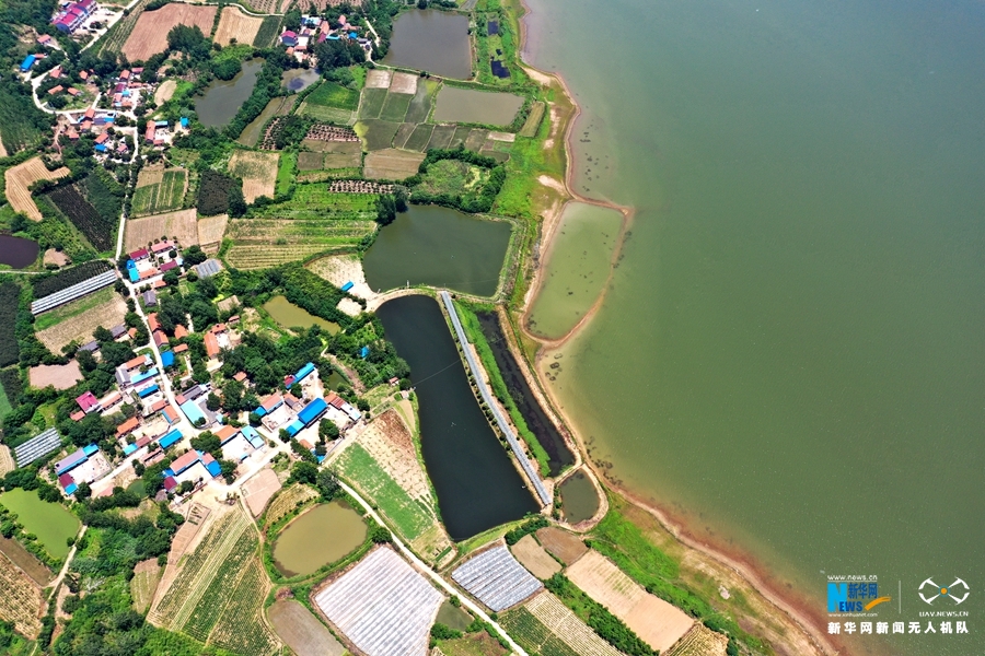 航拍安徽省滁州市来安县杨郢乡屯仓水库,蓝天白云,碧水相映,景