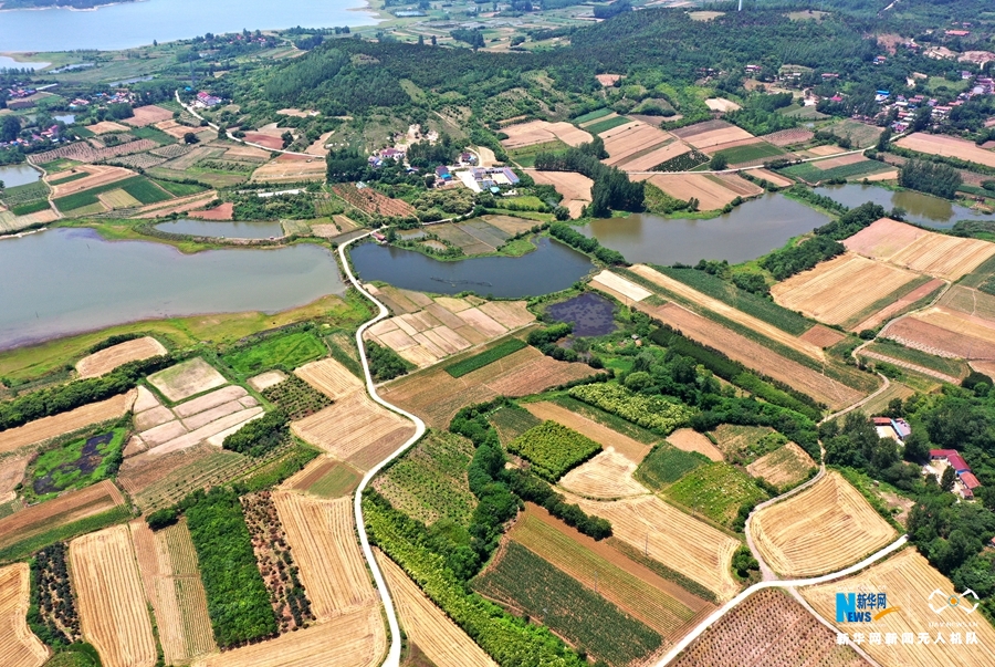 航拍安徽省滁州市来安县杨郢乡屯仓水库,蓝天白云,碧水相映,景美如画.