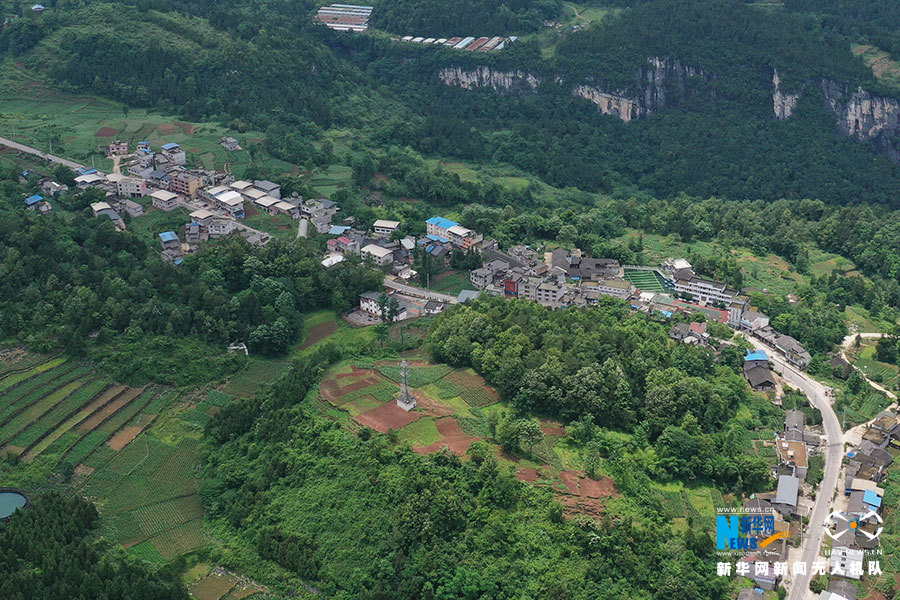 航拍石漠化治理后的彭水自治县靛水街道文武社区,一幅新农村的美丽